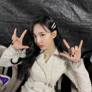 Kẹp ngọc trai cùng Nayeon